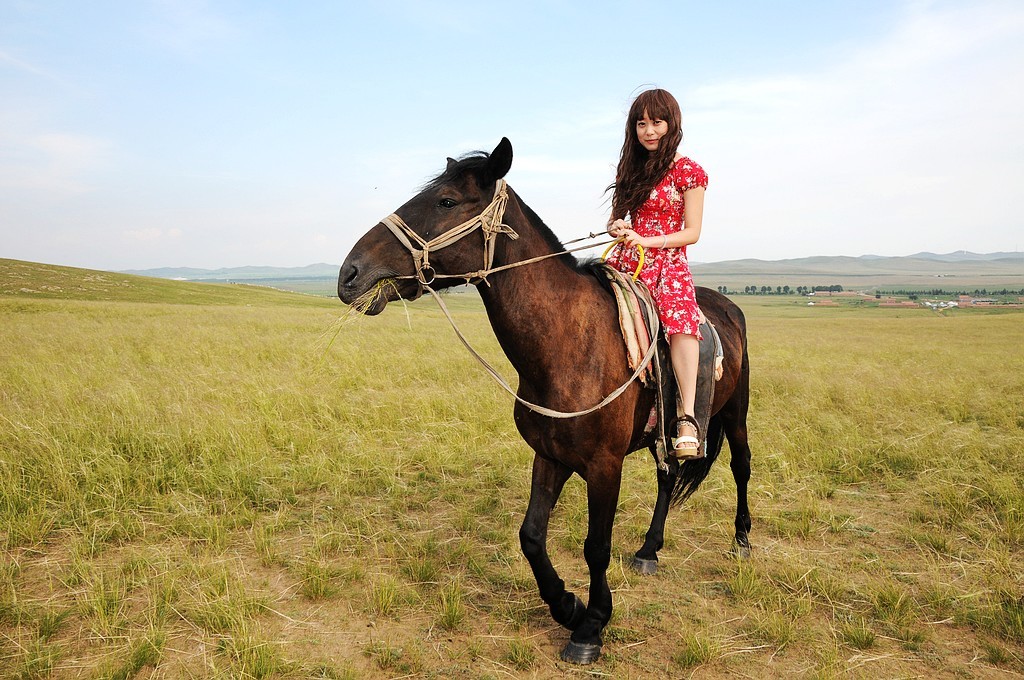 美女骑马照