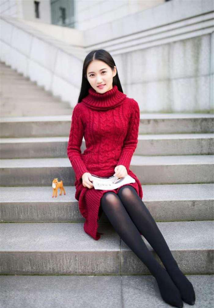 毛衣配黑色丝袜, 大长腿绽放的正是时候