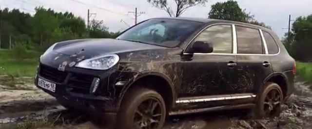 五菱宏光在这种泥泞烂路上的表现，保时捷卡宴自愧不如