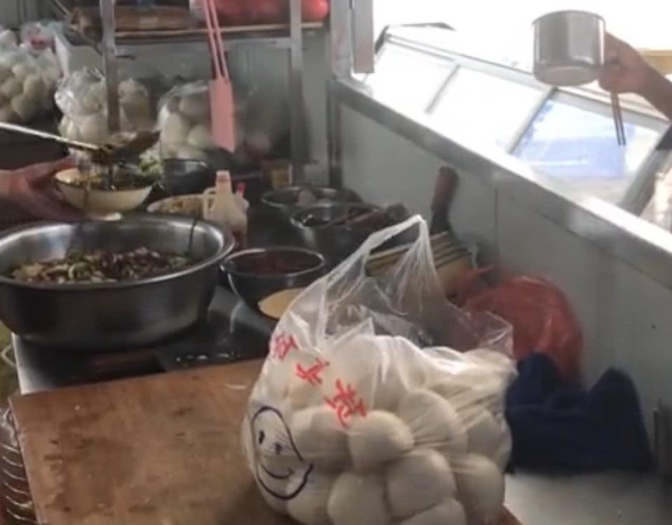 实拍:工地的大锅饭,老师傅炒了一大锅菜,香得包工头都