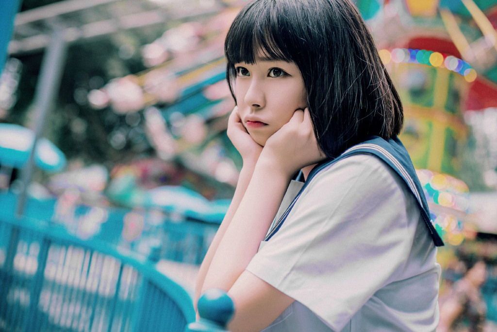 游乐园里的制服少女表情生动甜美可爱写真集 @微相册