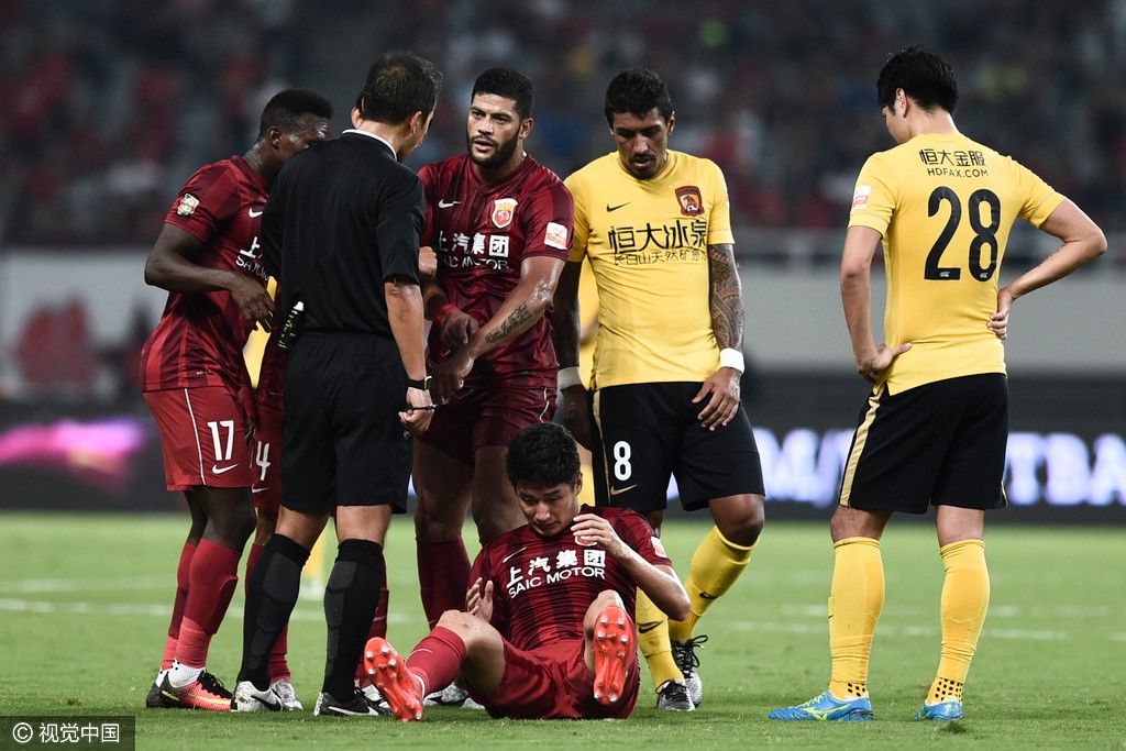 上港夺冠,遭到全国各地球迷质疑?4年烧掉近百