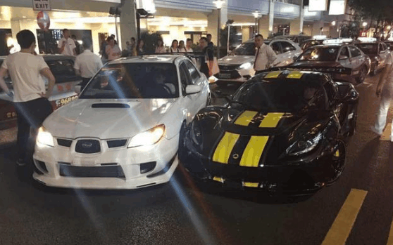 两台都是比法拉利还难见到 却以这样的方式齐聚深圳