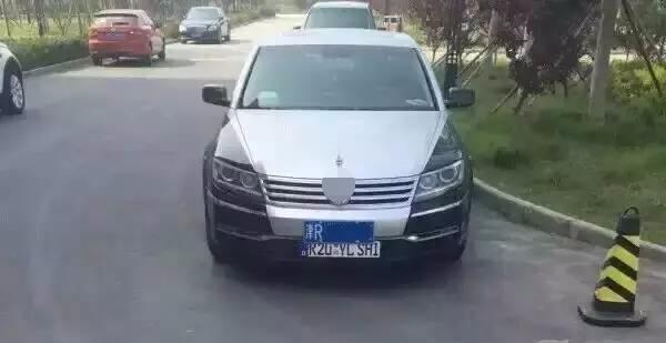 路边停了一辆劳斯莱斯, 看到车标后大家都说车主是个傻子