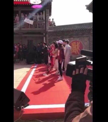 跑男太原录制路透图 鹿晗张韶涵合唱快乐崇拜,鹿晗还唱了rap