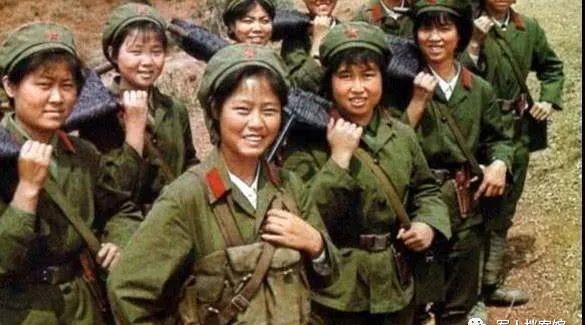 对越自卫反击战珍贵照片，解放军克服种种困难深入敌后