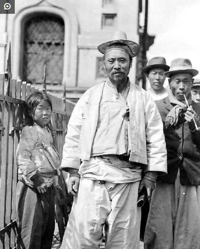 实拍19世纪末的海参崴街头,中国人、俄国人、