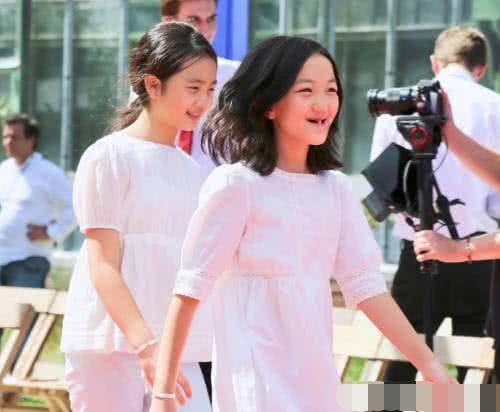 12岁李嫣带闺蜜团香港扫货,2个小时刷掉十万