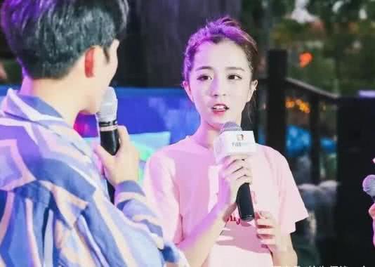 抖音莉哥掀起刘海,模样变化竟然这么大,不知道