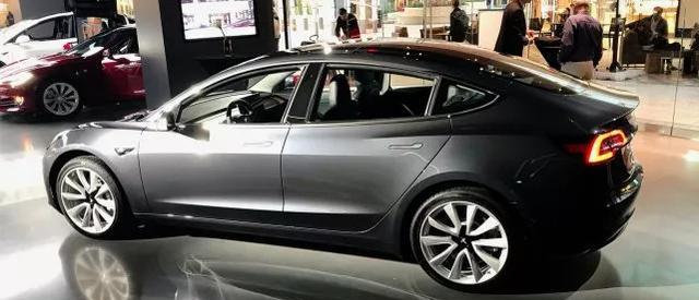 特斯拉新Model 3首台展车亮相：排队场面吓到了