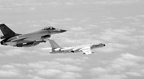 解放军多型战机双向绕飞台岛巡航岛内炸锅