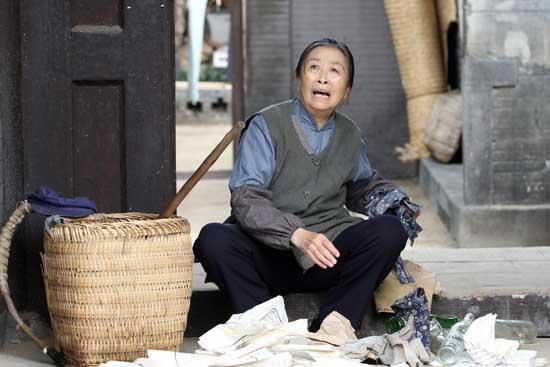 母亲进城看女儿,婆婆不让其上桌吃饭,被女儿发