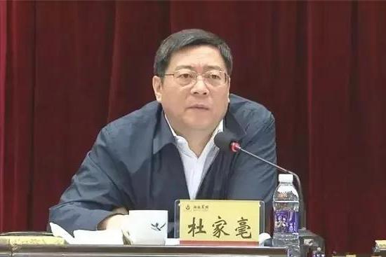 省长骑车出行也被交警训、被的哥骂!超标车治