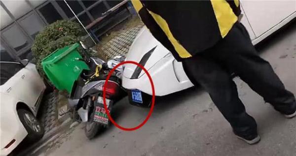 电动车没停好，砸到兰博基尼，外卖小哥：不慌，老板买过3元保险