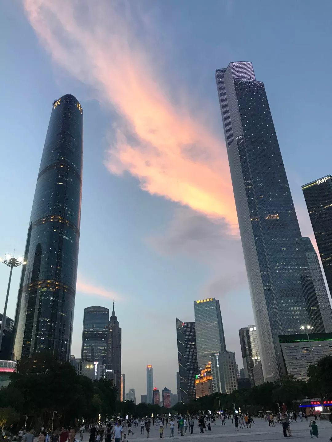 东塔,还有曾经是广州最高建筑的中信大厦