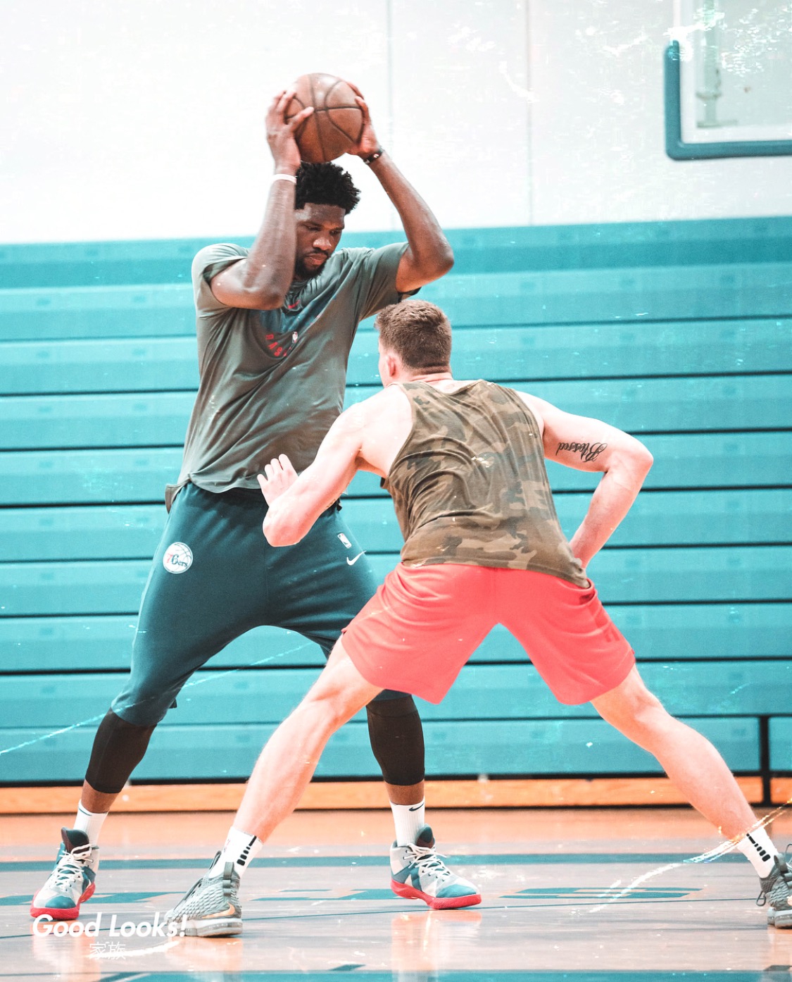 摄影师晒出恩比德和开拓者球员伦纳德一起训练