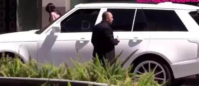 260万路虎现身街头，车主出现的那一刻，没人再去看车了