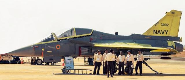 小看印度了,光辉舰载机第一次使用尾钩着陆飞
