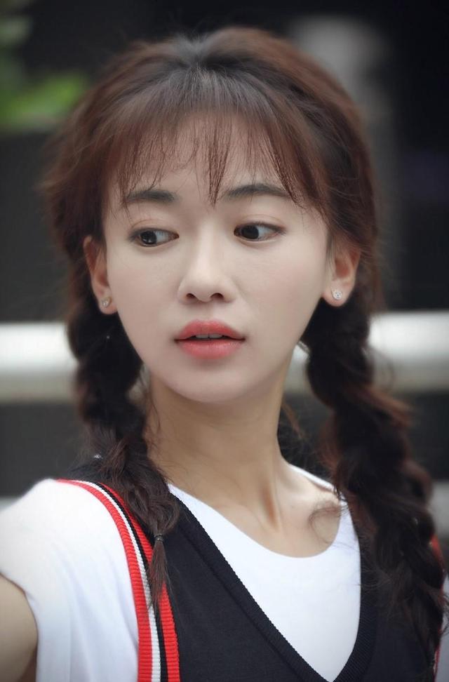 160的吴谨言凭什么火?黑裙红唇气场180,网友