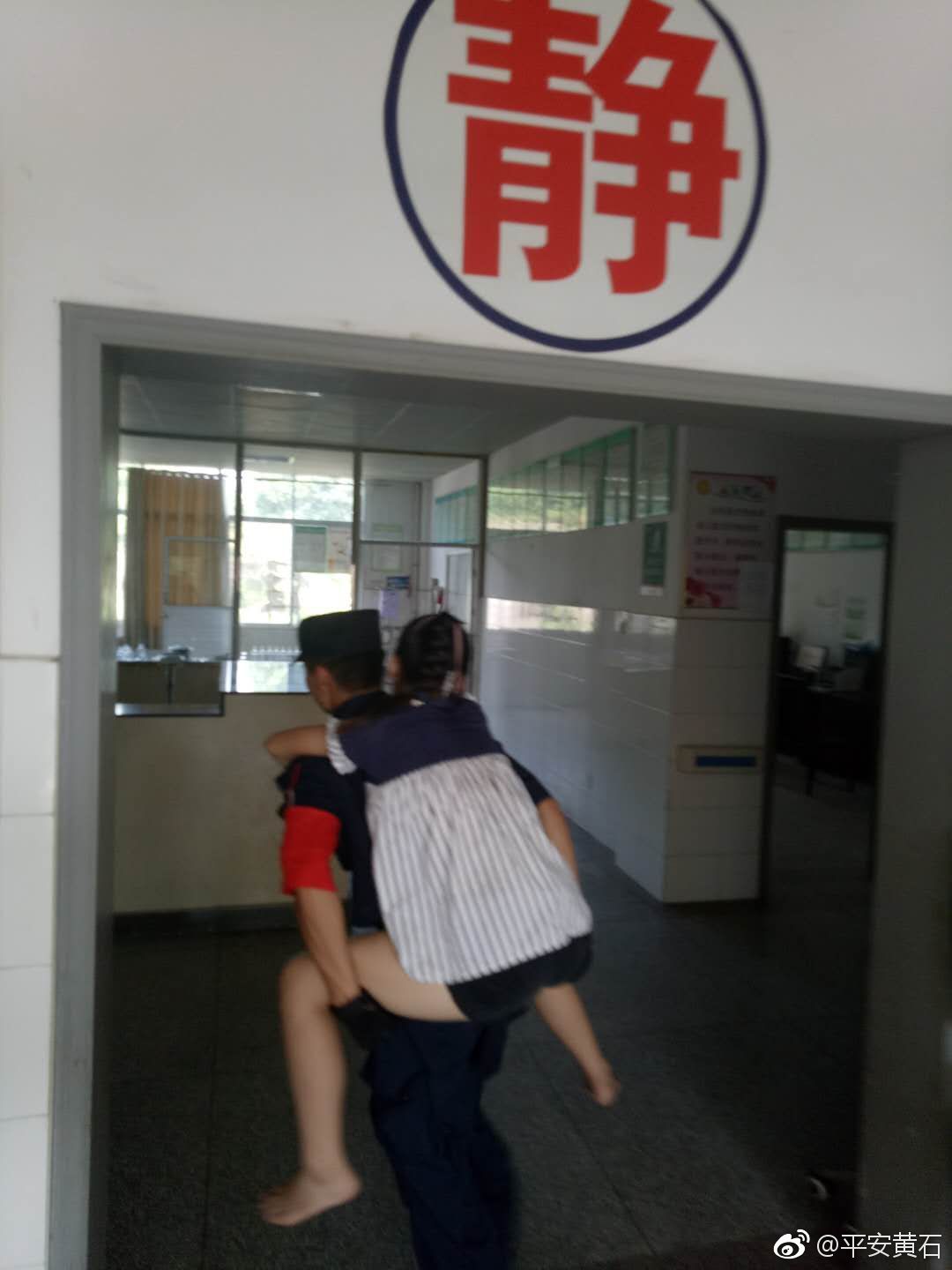12岁梅毒低血糖冲刺辅警背起女生百米晕倒送女孩女孩图片