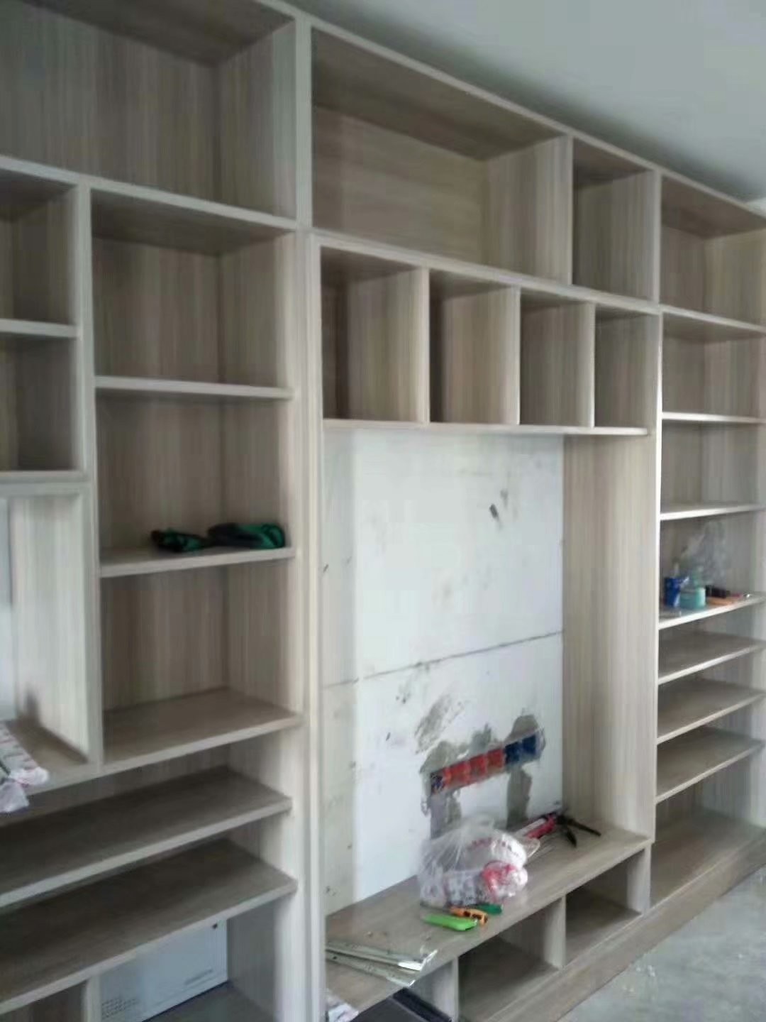 南京装修，精金花园榻榻米和背景墙柜子立起来了，简单实用为主