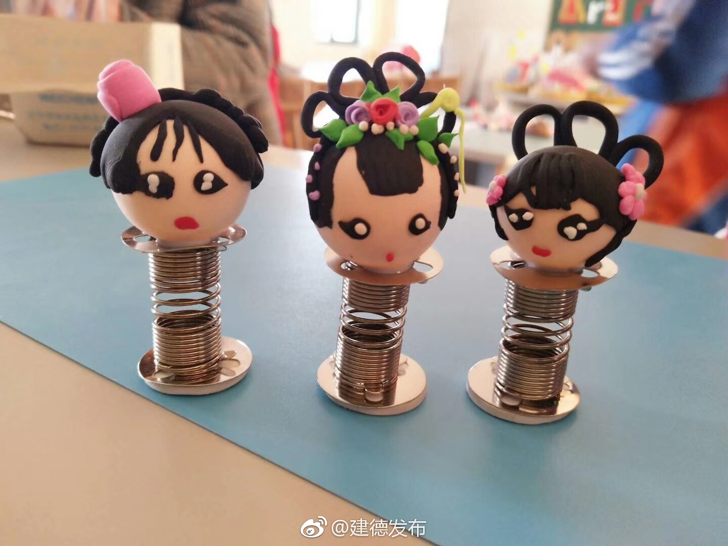 娃娃巧手捏泥人