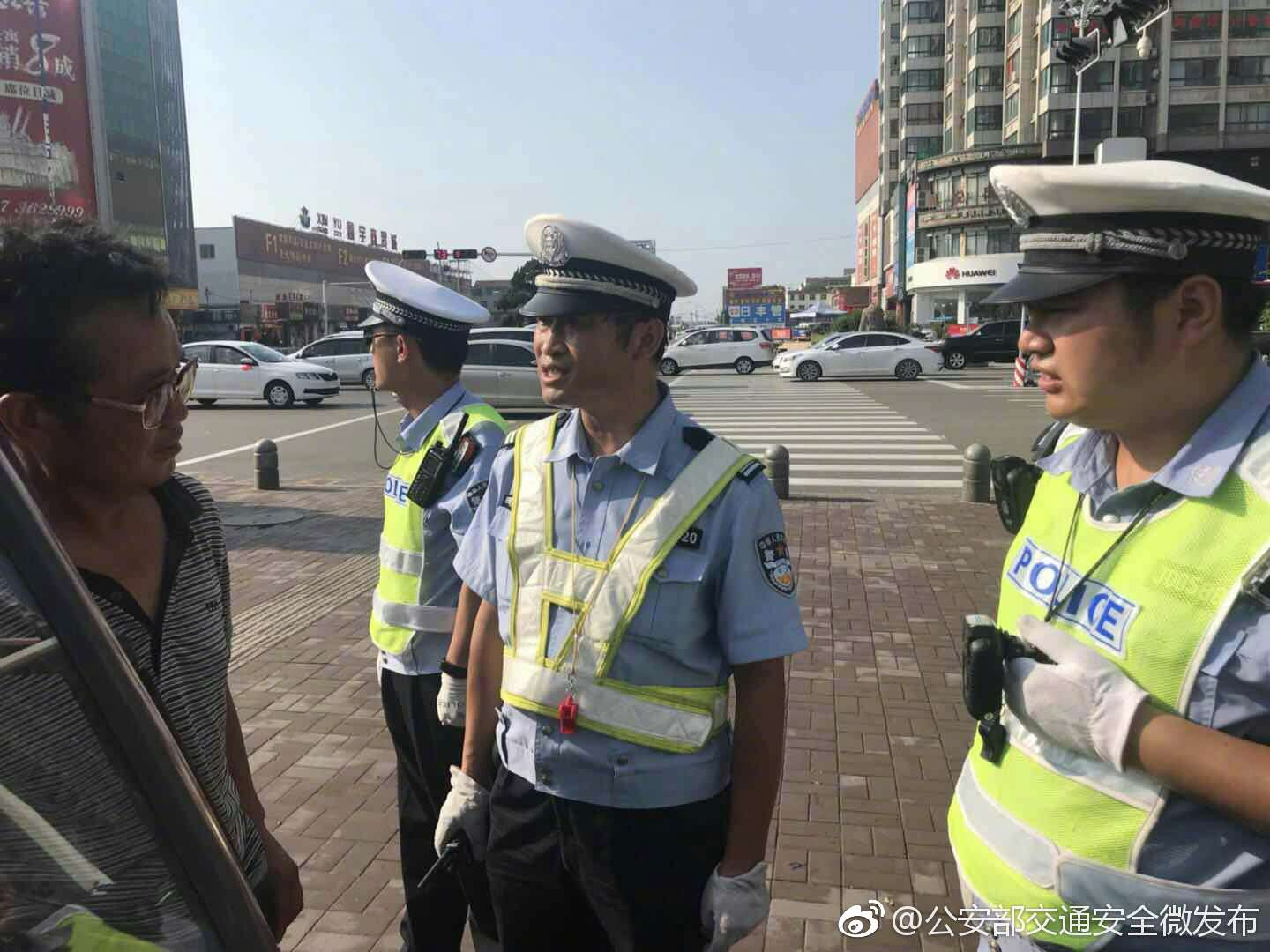 交警在高温烈日下执勤 小女孩悄悄送来一瓶水[心]