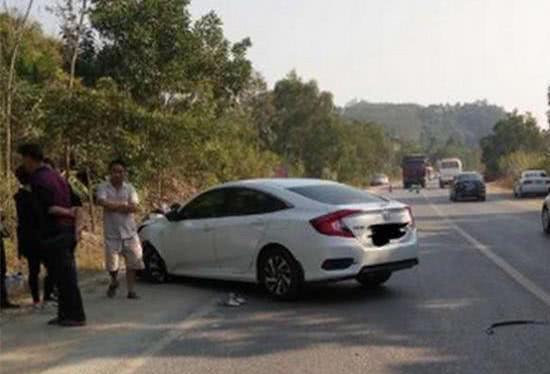 本田思域和雪铁龙相撞，思域当场断轴，雪铁龙车主嘲讽一笑！