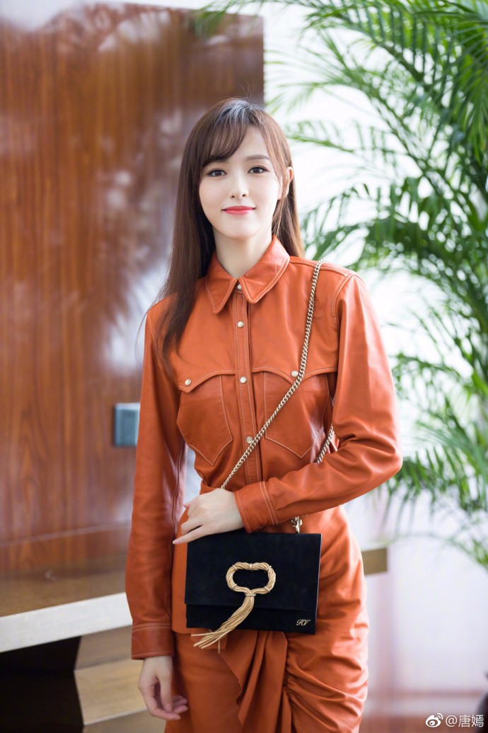 唐嫣《归去来》后长发依旧,穿皮革橙色连衣裙高挑身材