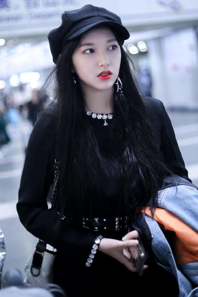 程潇穿连身裙现身机场,只是在胸下加了条腰带,腿就变得不一样了