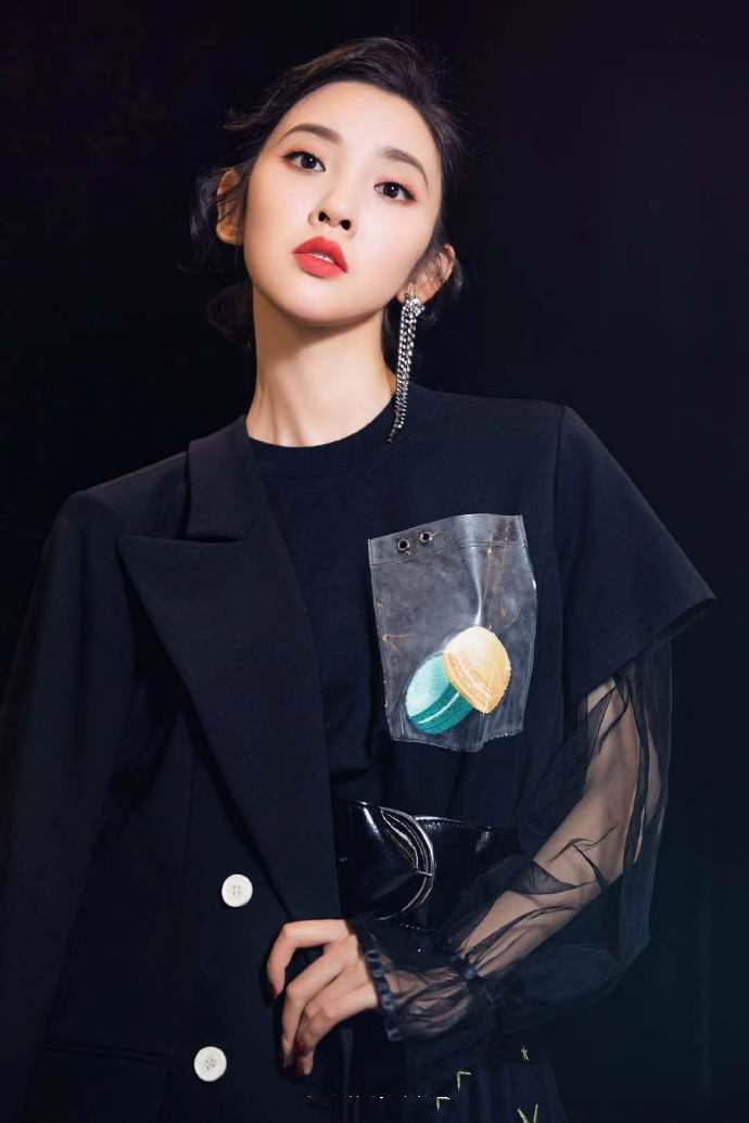 唐艺昕要转型?出席活动all黑穿搭做酷帅女孩,却