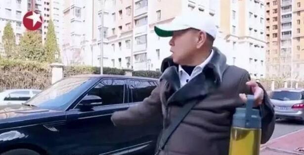身高不到1米6的潘长江还是开这么威猛高大的座驾