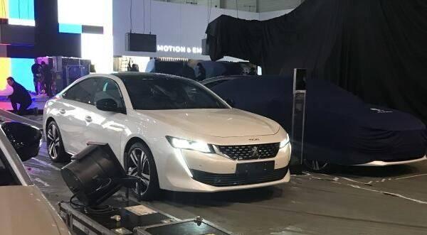 雅阁未上市就遇劲敌，配8AT无框门才16万，网友；放弃迈腾就等它