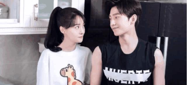 杨洋替粉丝涂口红,有谁注意到了他的手,网友:白