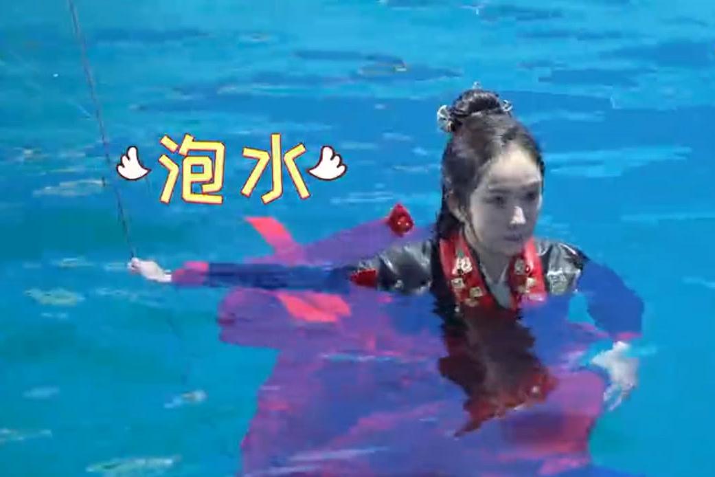 扶摇:杨幂水中吊威亚游泳,阮经天冷得发抖还不