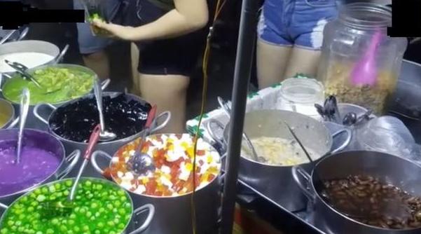美女摆摊卖小吃，一份8元年轻人抢着买，一天二十多锅不够卖！