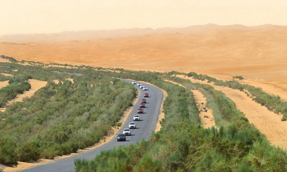 中国最"牛"的沙漠公路, 横穿国内最大沙漠, 全长522公里!