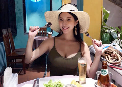 女模苦练平板支撑 坚持300天腹部赘肉彻底消失