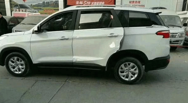 刚买的新车还没上牌, 买车才花了6万, 开一次车门却要花40万!