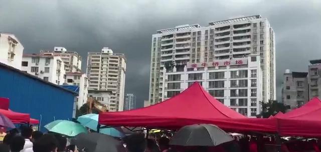 南宁楼市冷了?上周日某三产项目数百人冒雨排