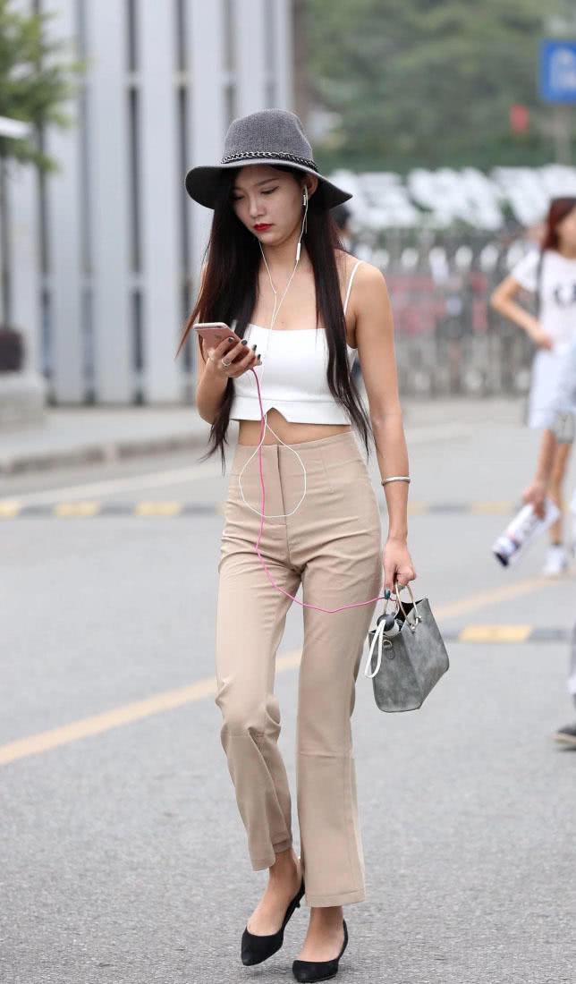 按着她的腰强行坐下去 他托着她的腰用力一沉 按着她的腰疯狂的撞击动态图