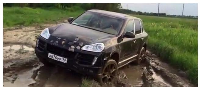 农村男子暴富后开豪车回乡, 半路却被五菱宏光鄙视了!