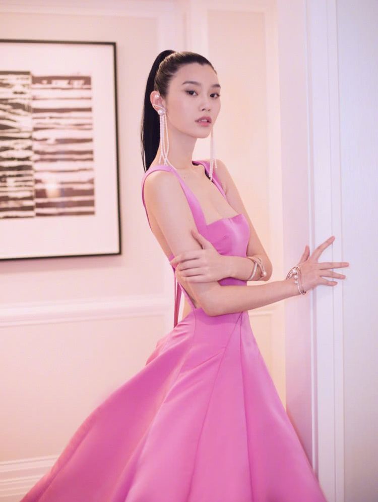 奚梦瑶真是天生的衣架子,连死亡芭比粉都能驾驭,尽显超模魅力!