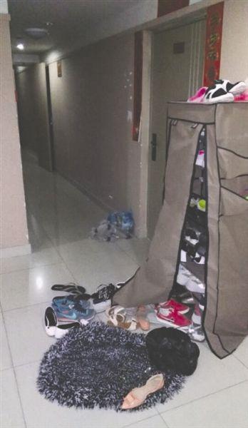 邻居称公共走廊他家出了钱,把鞋柜摆在这没错