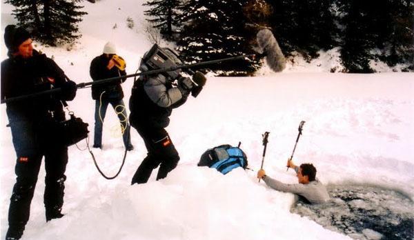 荒野求生节目幕后照片对比, 贝爷和德爷谁是一