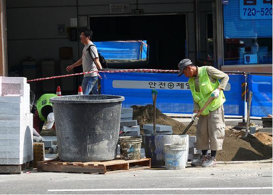 采访韩国小老板,知道工人工资后,瞬间觉得韩国