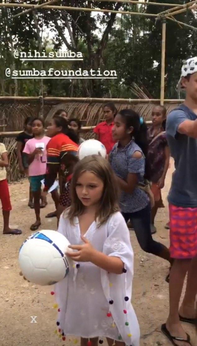 贝克汉姆一家去海外做志愿者,他拾起自己老本