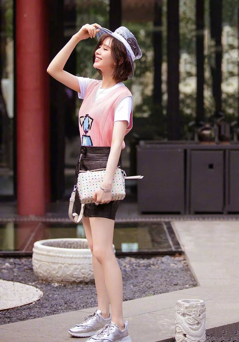 31岁刘诗诗穿奇特的淡黄色礼服,一转身整个