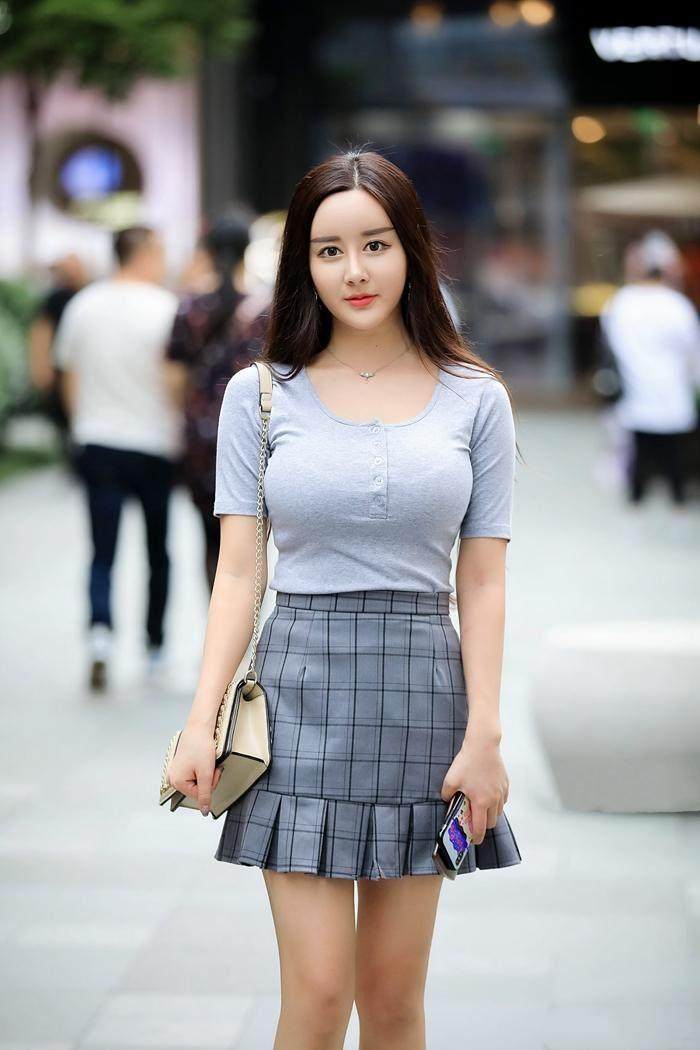 素人街拍: 紧身装展现傲人身姿,丰满身材尽情展现