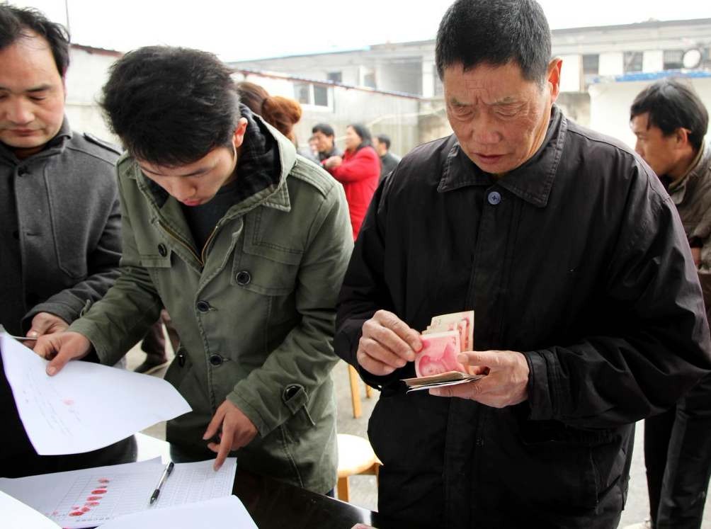 领到工资的农民工开心的几个画面他们喜上眉梢所有的汗水没白流